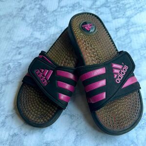 Adidas Classic Pink & Black Slides Women’s 5 or Big girls size as well